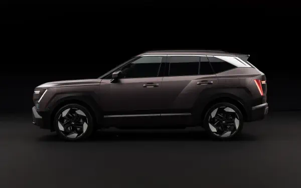 Hyundai Tucson SUV in a dark studio, shown in side profile in an 8K Ultra HD PC desktop wallpaper.