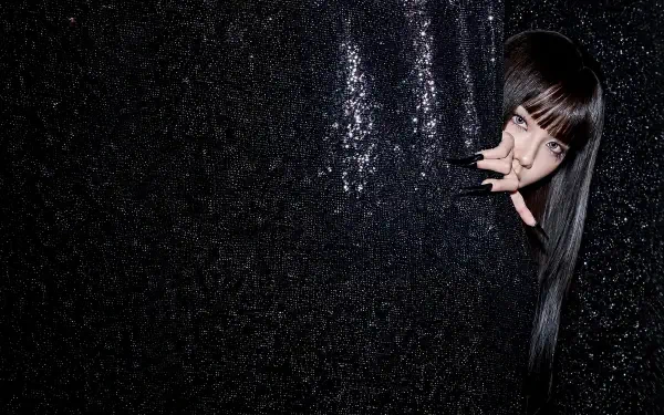 Blackpink’s Jisoo in a portrait against a sparkling black backdrop, featured in a 4K Ultra HD PC desktop wallpaper.