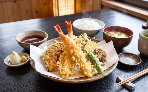 Japanese shrimp tempura with rice, soup, and dipping sauce on a restaurant table, 5K Ultra HD desktop wallpaper.