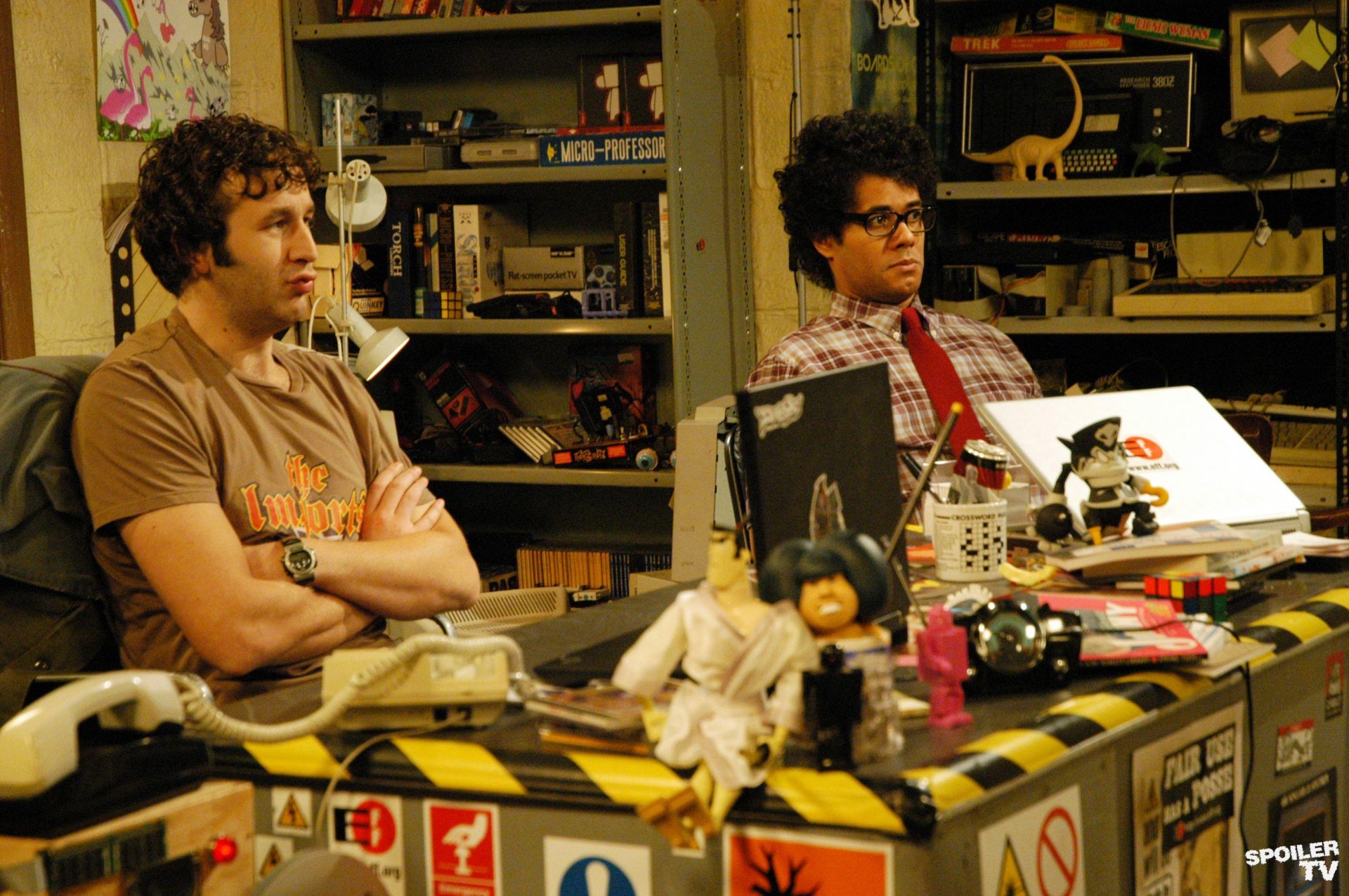 HD wallpaper of Roy Trenneman and Maurice Moss from The IT Crowd in their cluttered office, played by Chris O'Dowd and Richard Ayoade.