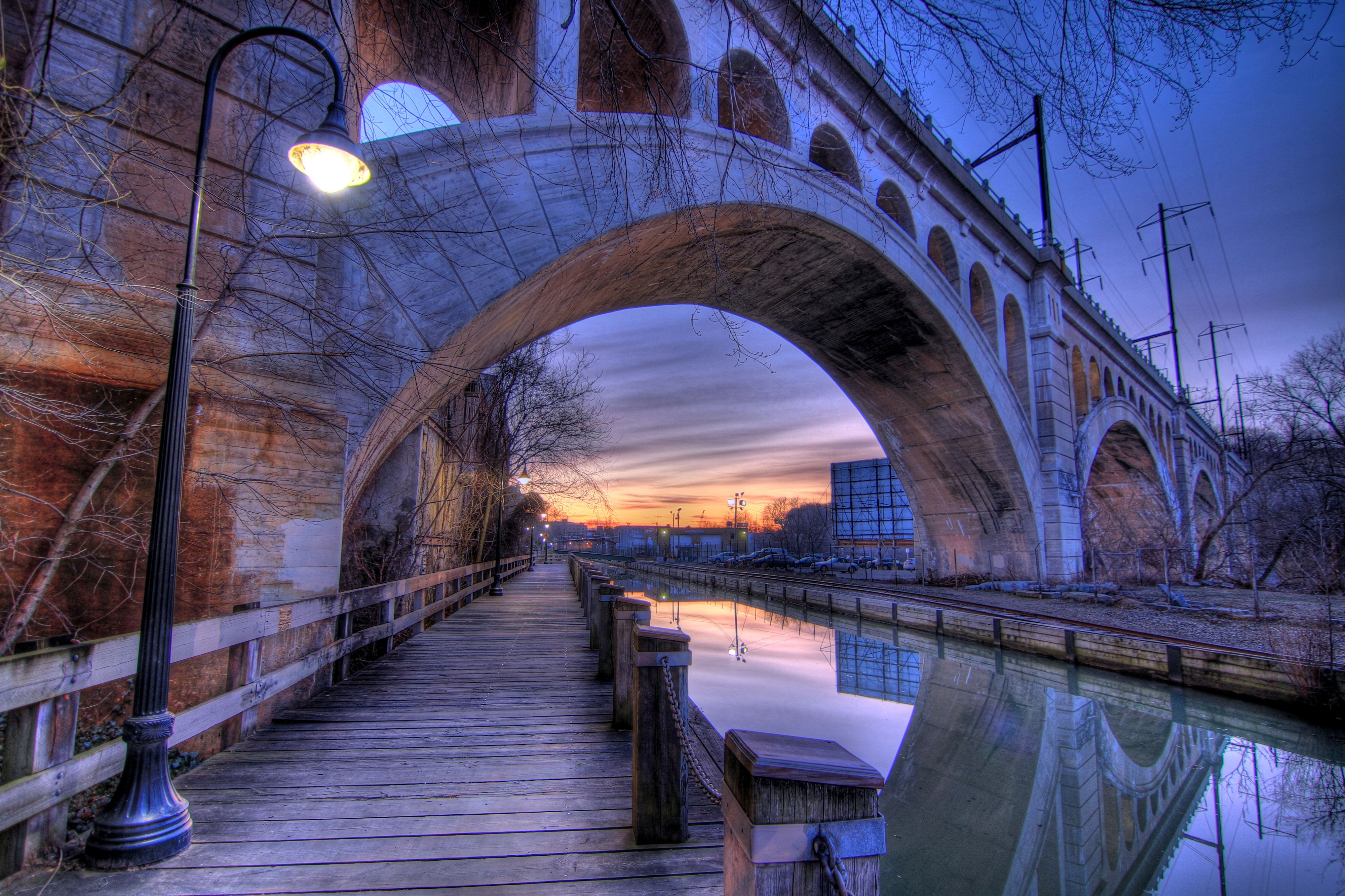 Самые красивые города на реках. Верезано бридж мост. Пейзаж с мостом. Красивый пейзаж с мостом. Красивые старинные мосты.