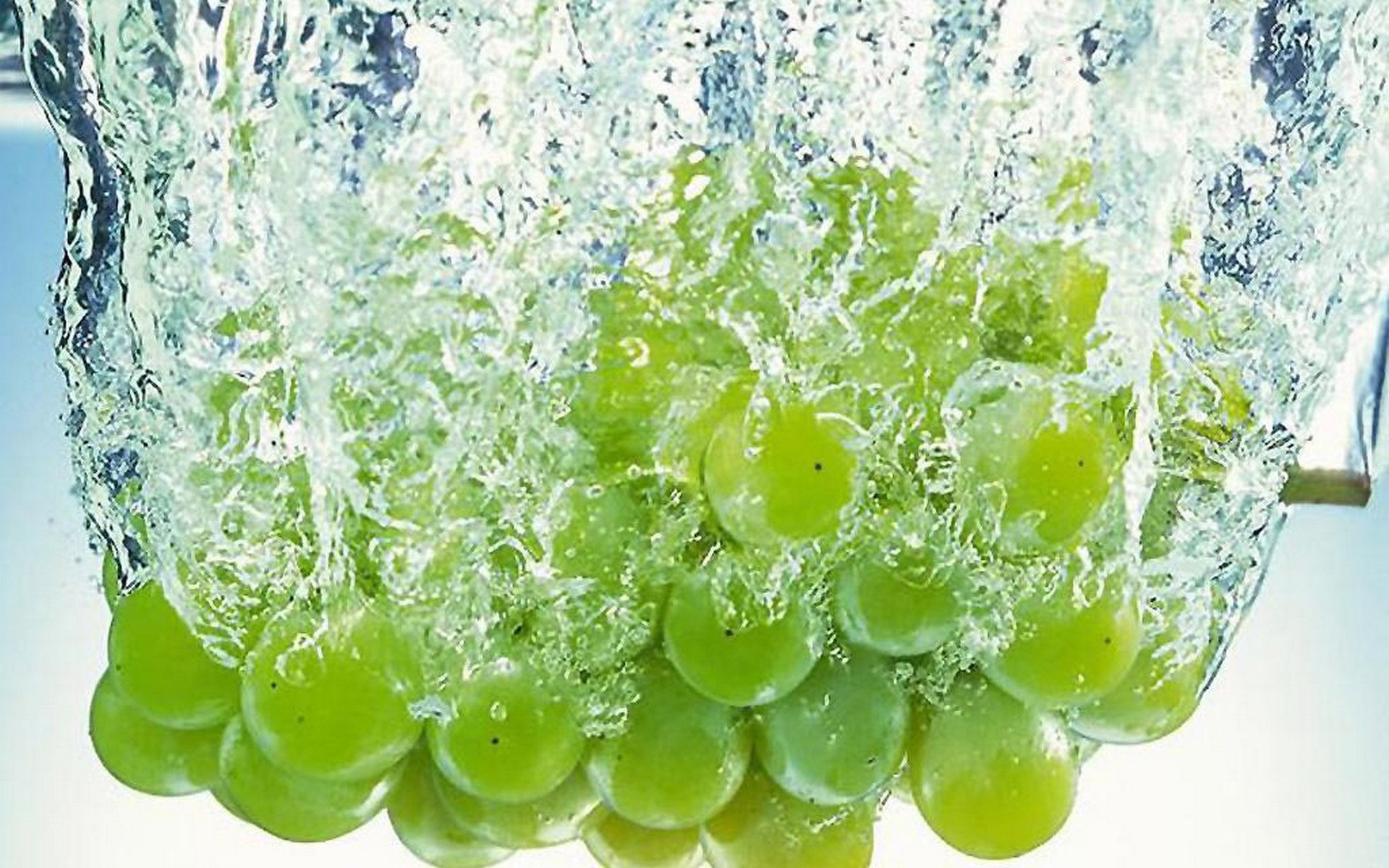 Свежесть фруктов. Сочные фрукты. Фрукты в воде. Виноград зеленый. Ягоды в воде.