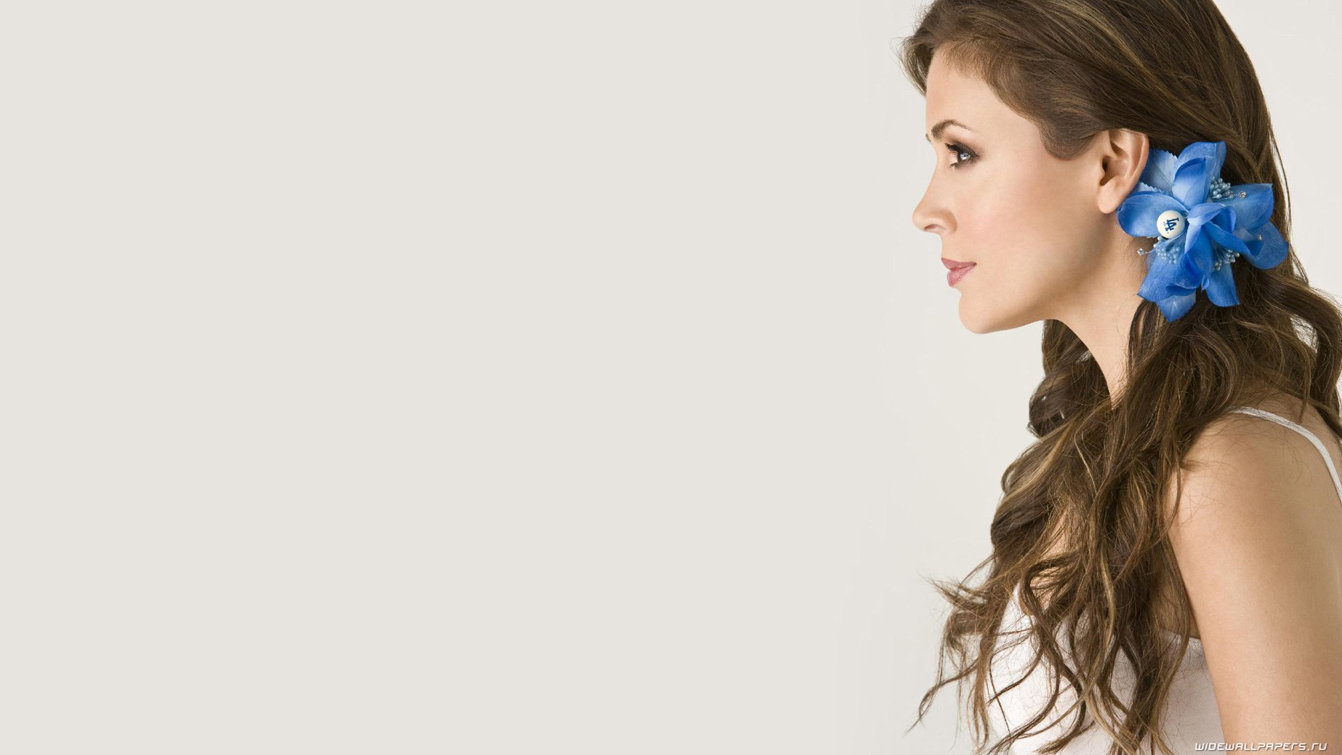 Download Celebrity Alyssa Milano HD Wallpaper