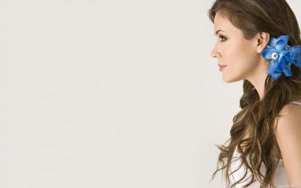 Celebrity Alyssa Milano HD Desktop Wallpaper | Background Image