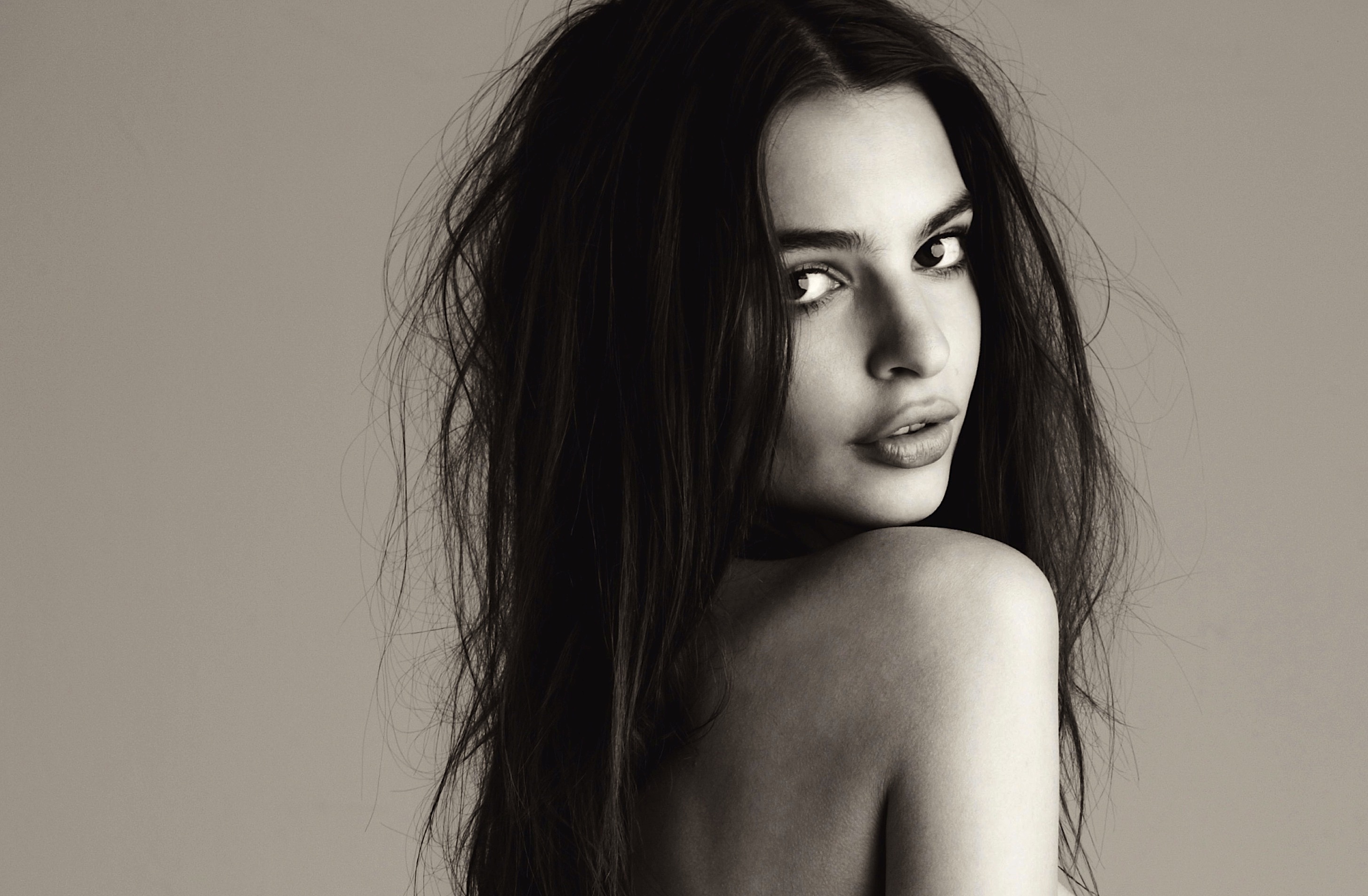Stunning HD Wallpaper Of Celebrity Emily Ratajkowski