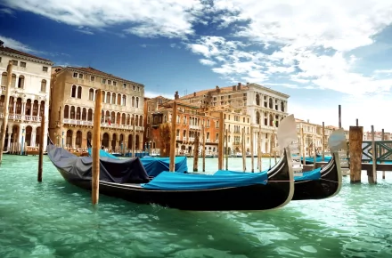 4K Ultra HD desktop wallpaper featuring gondolas docked along a Venetian canal with historic buildings under a bright blue sky.