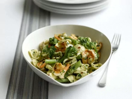 HD PC desktop wallpaper featuring a fresh meal of pasta with green vegetables and herbs in a white bowl, set on a striped cloth with a fork beside it.