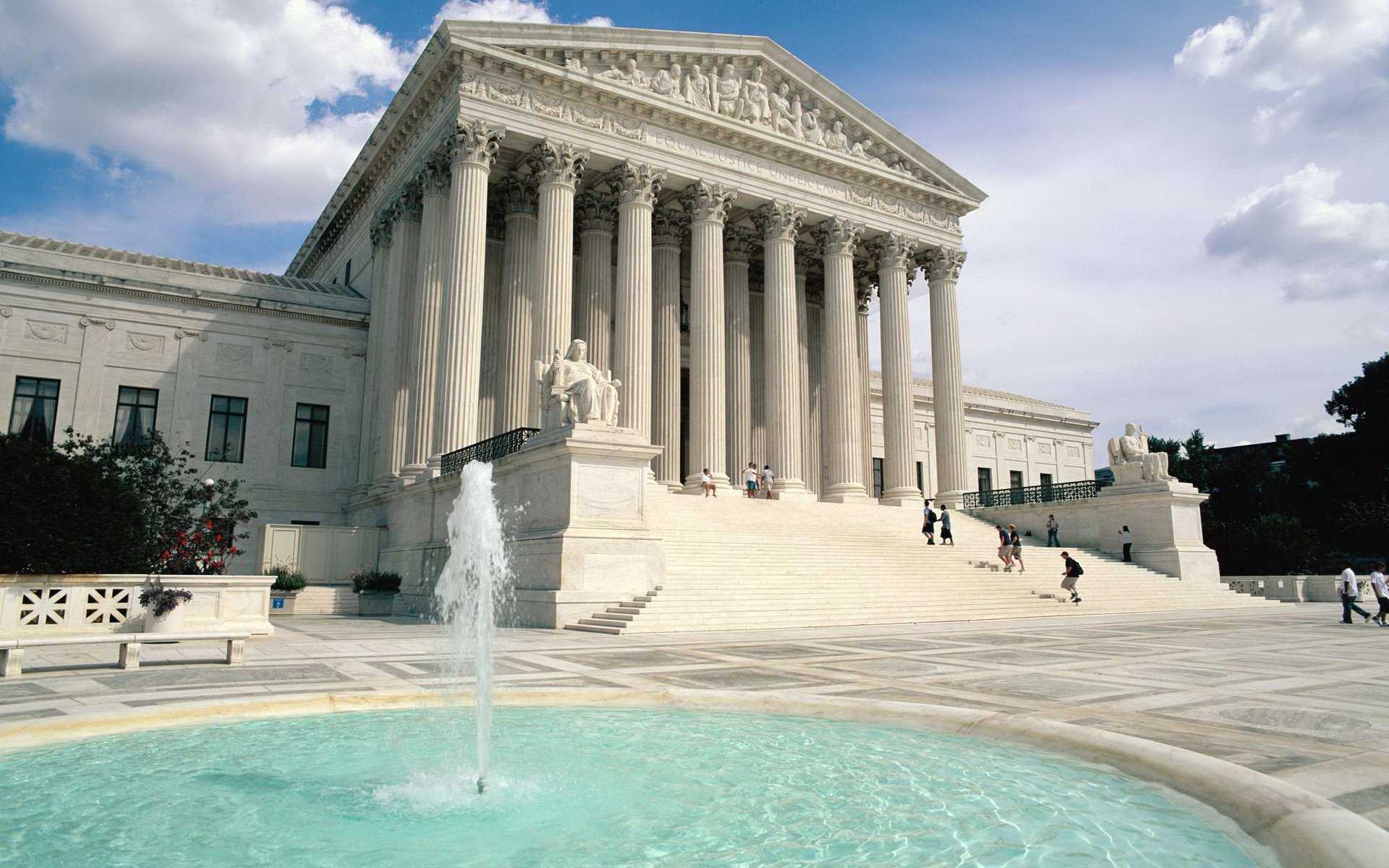 Download Majestic Supreme Court Building at Daytime Wallpaper