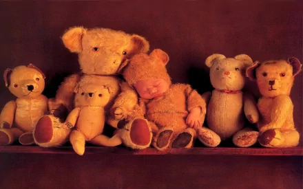 HD photography wallpaper of six vintage teddy bears arranged side by side, creating a warm and nostalgic background featuring baby-themed plush toys.