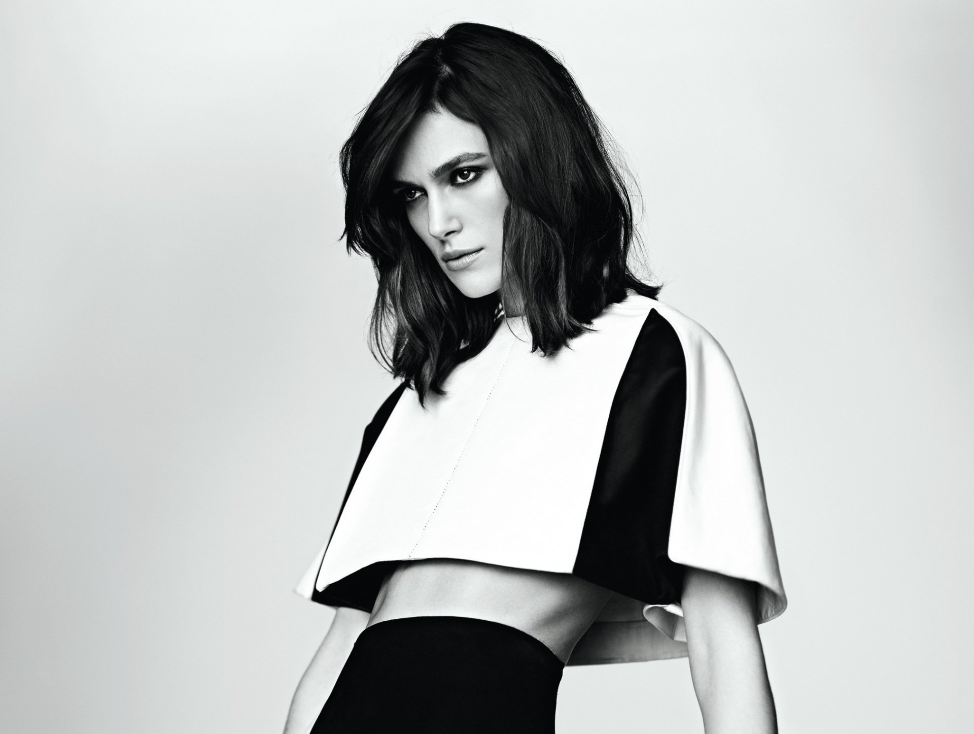 A striking black and white image of Keira Knightley, showcasing her in a stylish cropped top, serves as a dynamic PC desktop wallpaper and background.