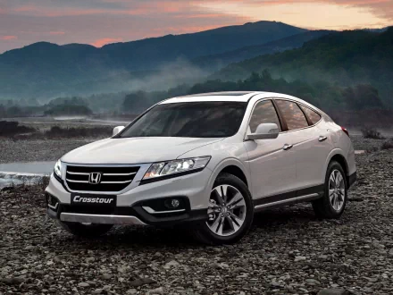 Silver Honda Crosstour vehicle on a rocky shoreline with misty mountains in the background — HD PC desktop wallpaper background.