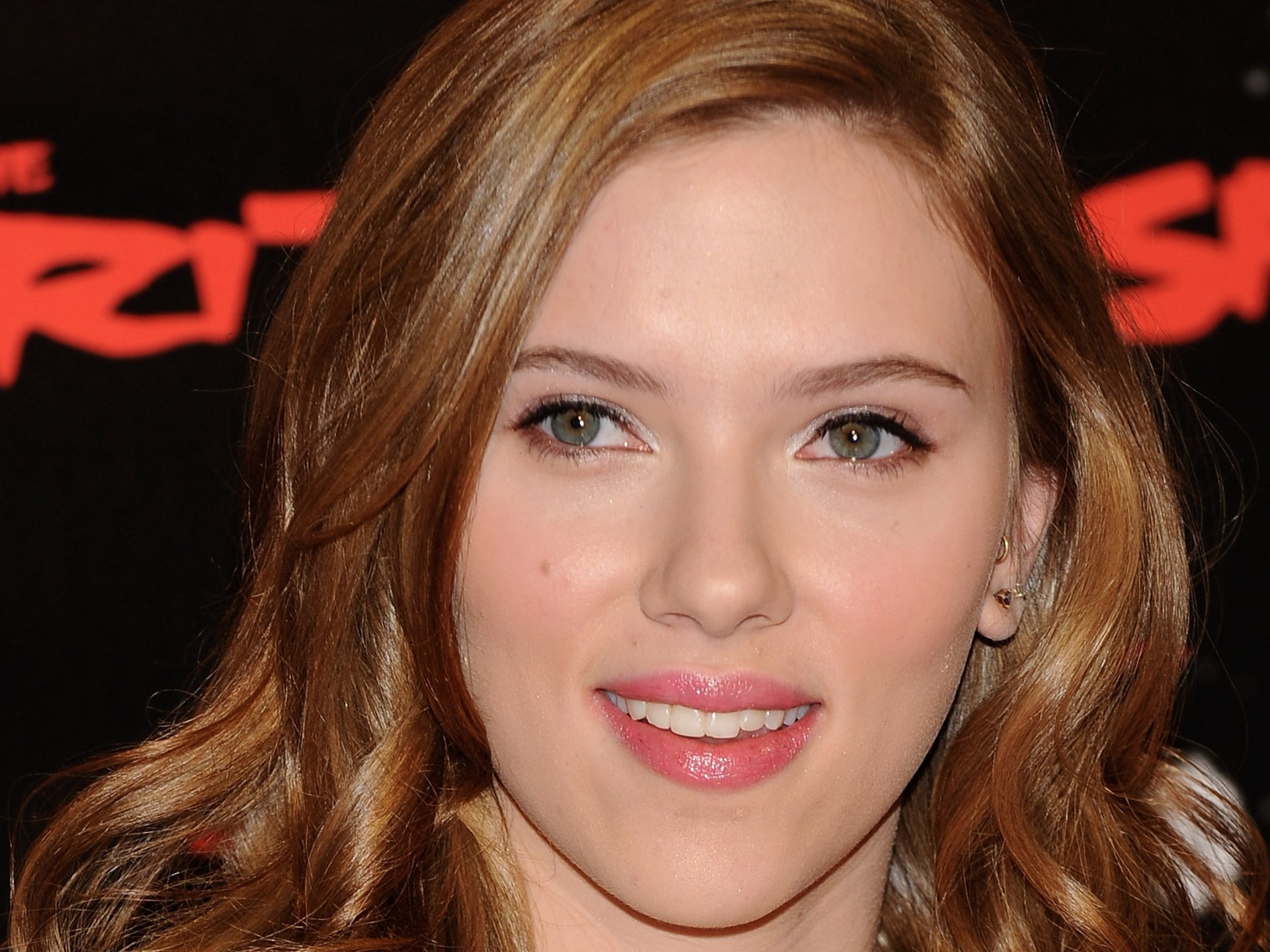 A high-definition desktop wallpaper featuring Scarlett Johansson, showcasing her striking features and captivating gaze against a vibrant background.
