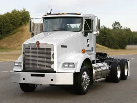 White Kenworth T800 semi truck (vehicle) front three-quarter view on a road — HD PC desktop wallpaper and background.
