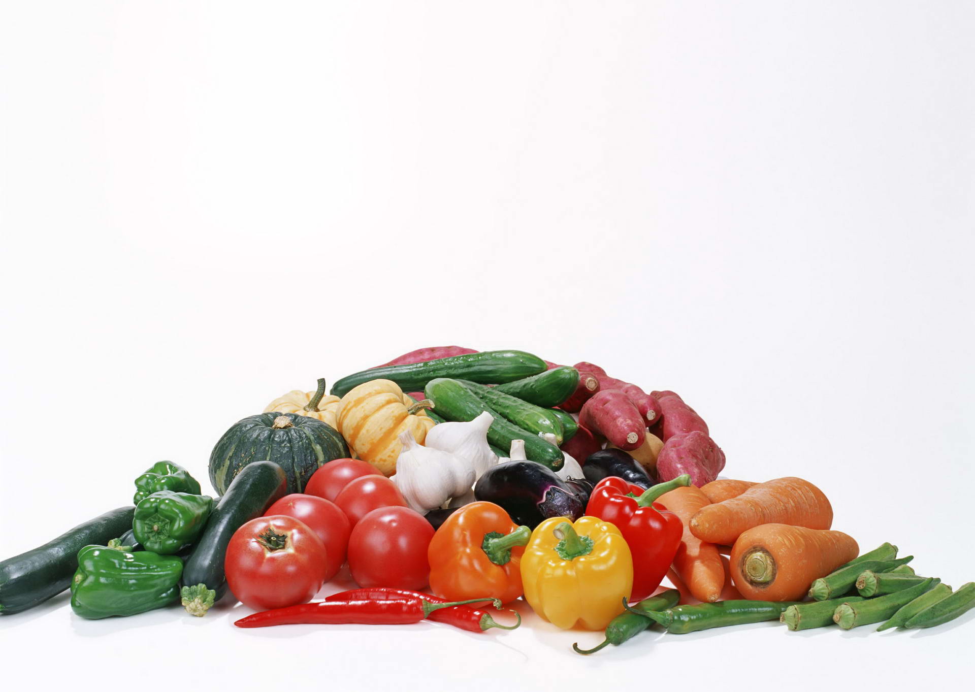 Овощи кучей. Овощи и фрукты. Свежие овощи. Овощи на белом фоне. Плодовые овощи.