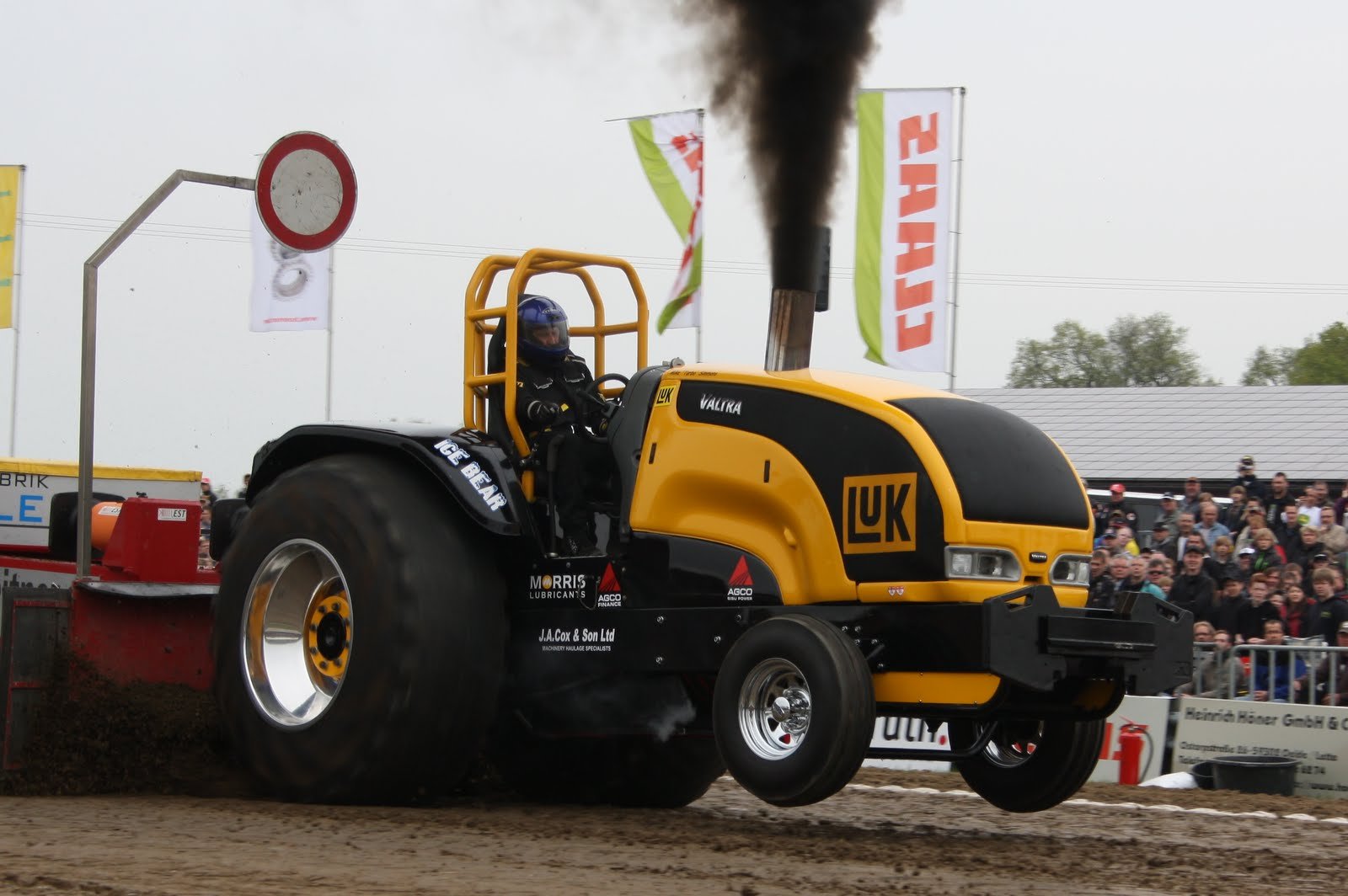 Download Tractor Vehicle Pulling Tractor Wallpaper