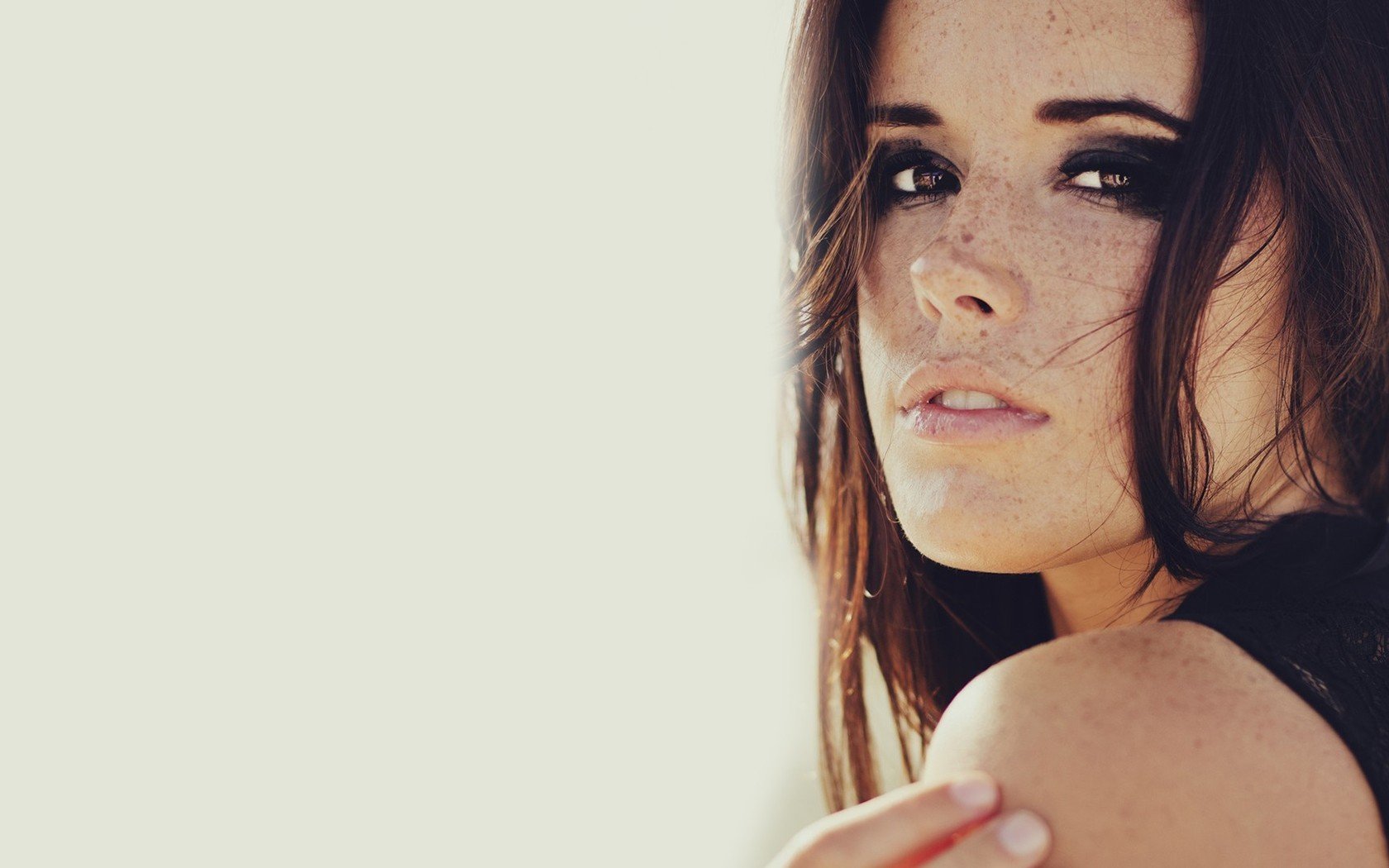 Close-up HD PC desktop wallpaper of a woman with brown hair and freckles, featuring Hanna Russell.