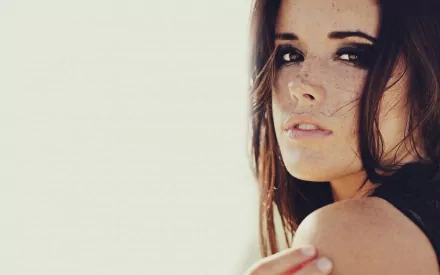 Close-up HD PC desktop wallpaper of a woman with brown hair and freckles, featuring Hanna Russell.