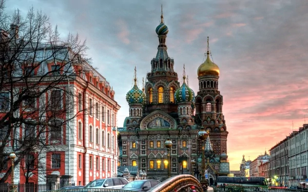 HD wallpaper showcasing the Church of the Savior on Blood, a historic religious building in Saint Petersburg, Russia, featuring intricate architecture during sunset.