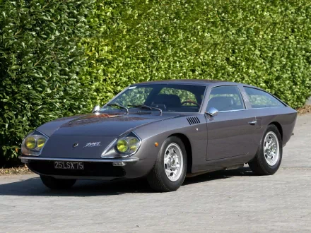 HD desktop wallpaper featuring a classic Lamborghini Flying Star II, an old Lamborghini car set against a lush green hedge background.