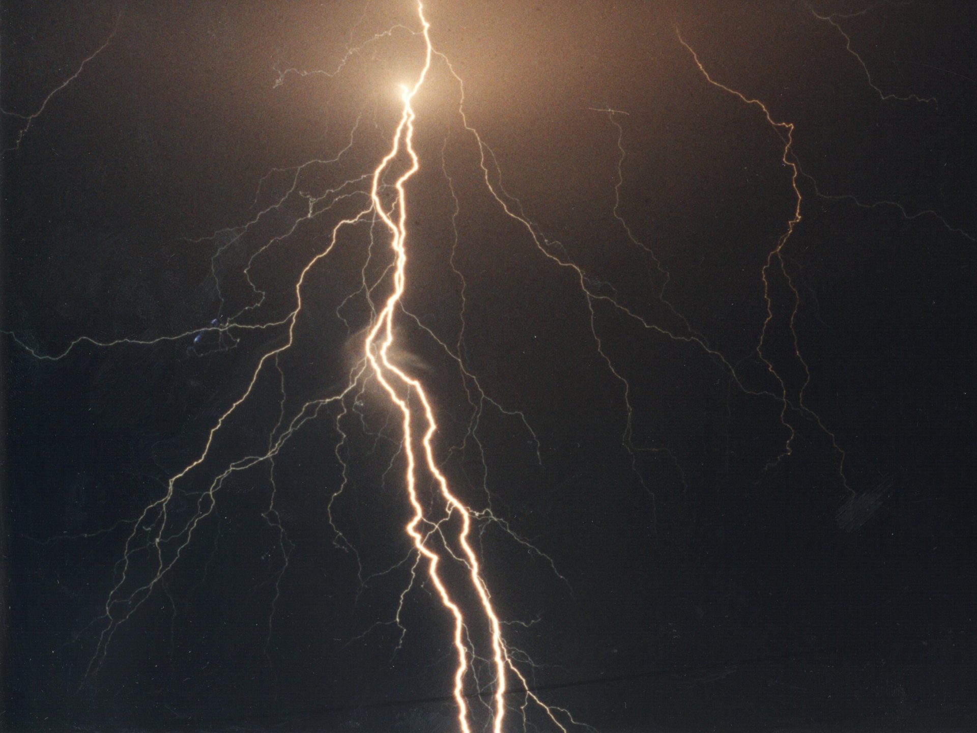 4K Ultra HD photography of a dramatic lightning bolt branching across a dark night sky, PC desktop wallpaper and background.