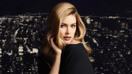 A striking HD desktop wallpaper featuring celebrity Doutzen Kroes against a night city skyline, showcasing her elegance and beauty in a captivating, modern setting.