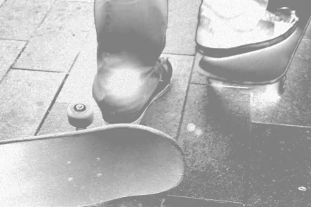 Close-up of a skateboarder’s foot on a skateboard, captured in crisp detail for a 4K Ultra HD sports-themed PC desktop wallpaper.