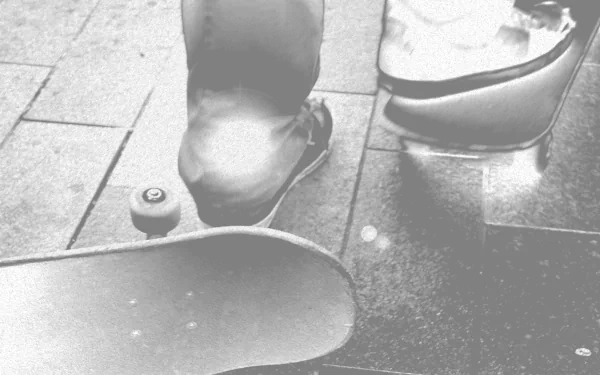 Close-up of a skateboarder’s foot on a skateboard, captured in crisp detail for a 4K Ultra HD sports-themed PC desktop wallpaper.
