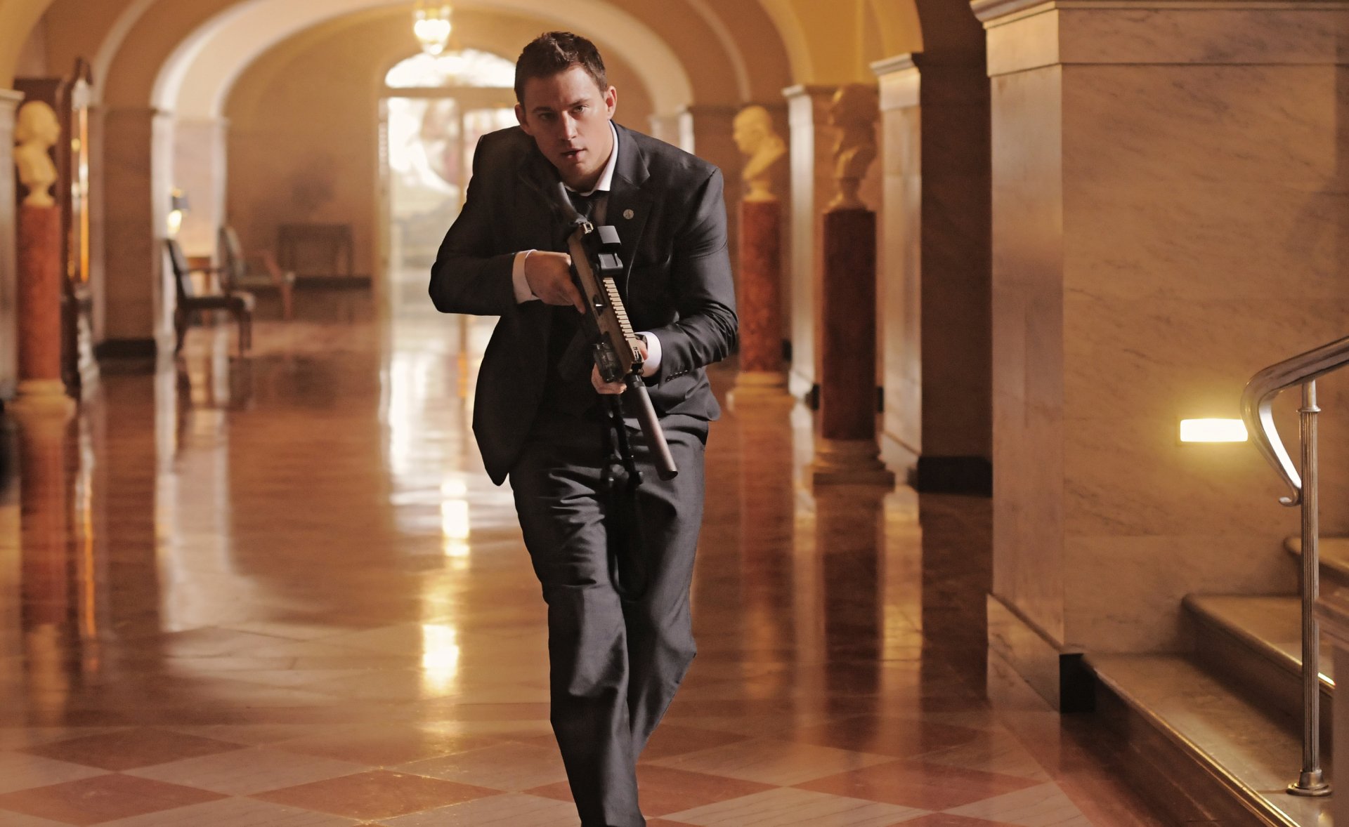 Channing Tatum races through the halls in a tense moment from the movie White House Down, captured in this striking HD wallpaper.
