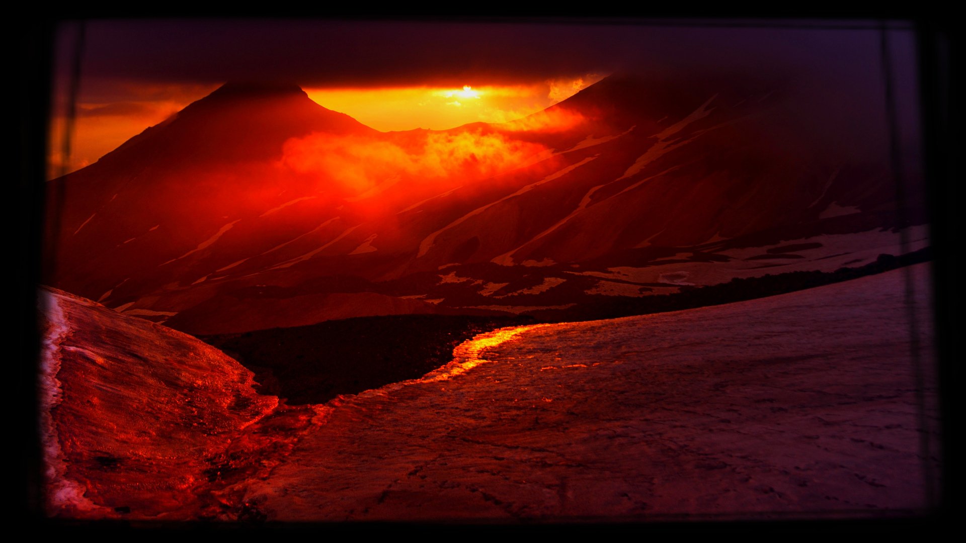 4K Ultra HD PC desktop wallpaper of a fiery red-orange mountain landscape at sunset with a glowing river winding through the valley — nature, mountain background.