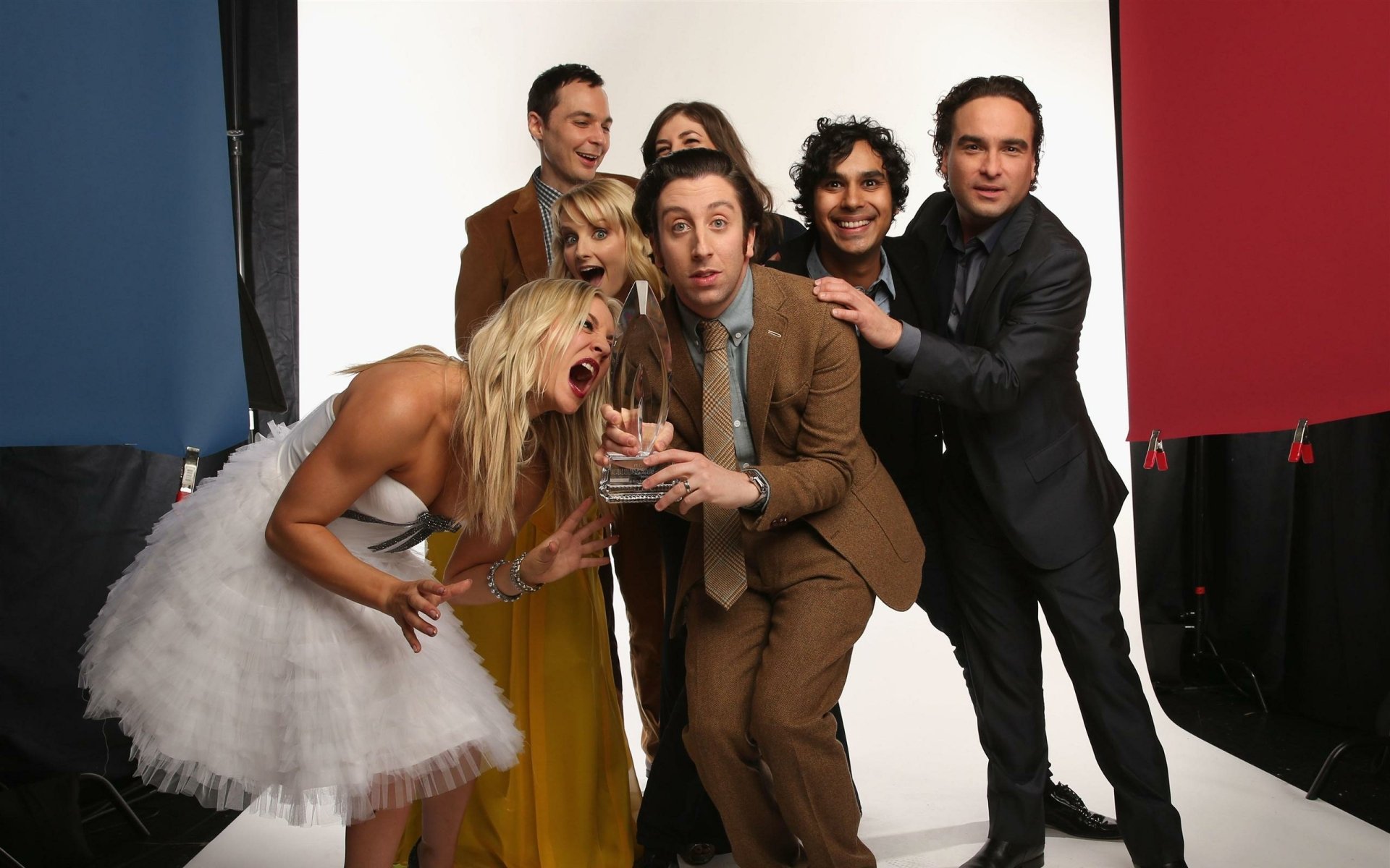 The Big Bang Theory Cast Pose For A Portrait During The 39th Annual People S Choice Awards Hd