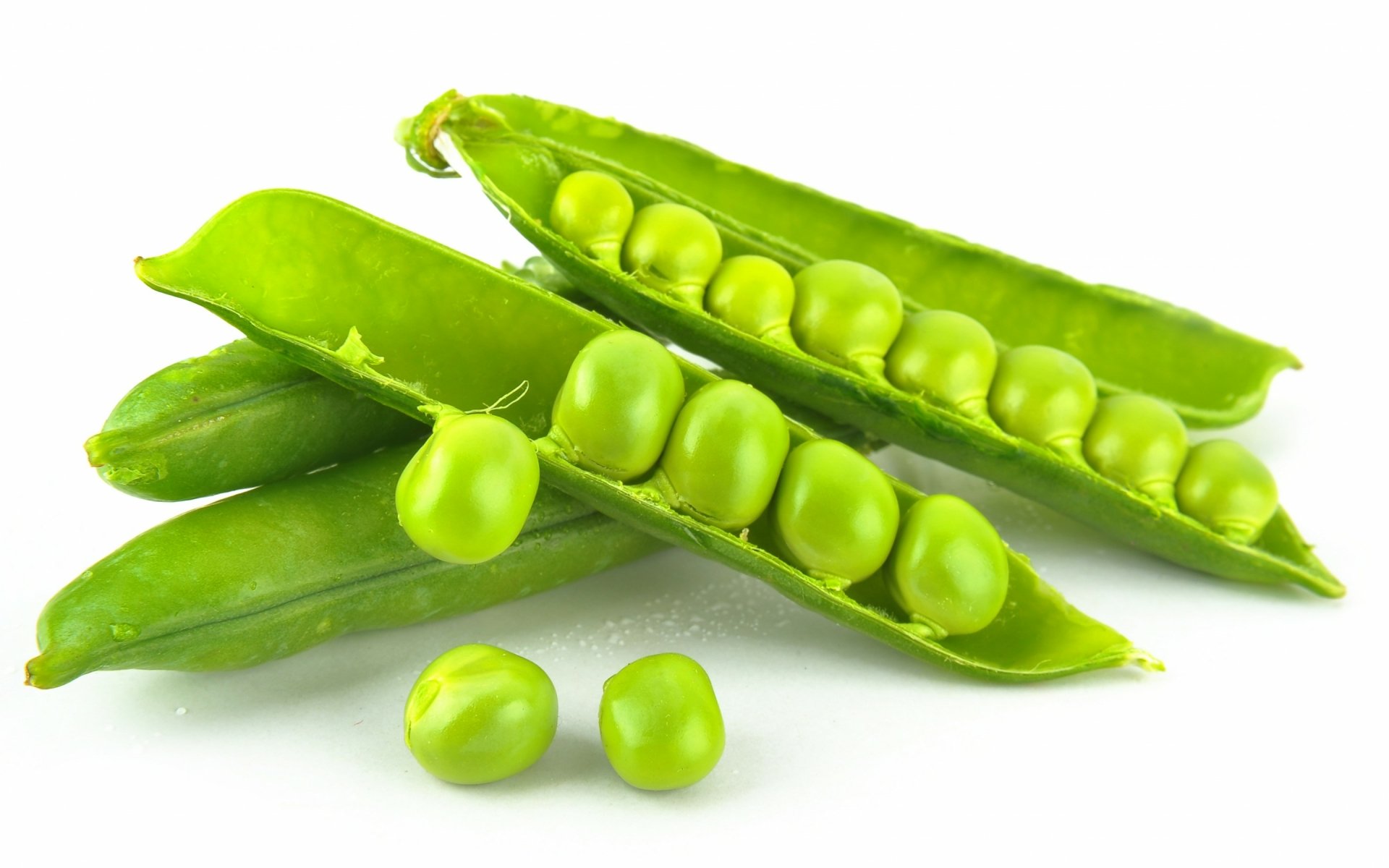 HD PC desktop wallpaper featuring fresh green pea pods with peas inside, highlighting vibrant food imagery.