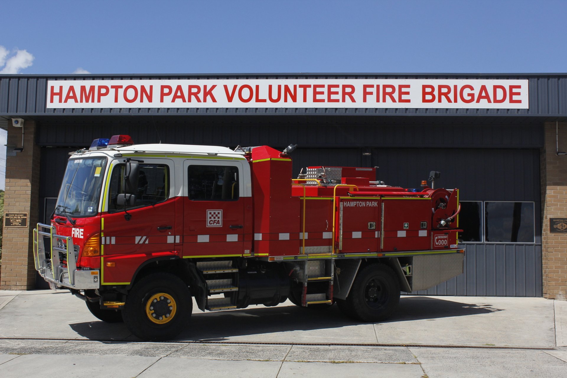 5K Ultra HD PC desktop wallpaper showing a red Hampton Park Volunteer Fire Brigade vehicle — a fire truck parked outside the brigade station.