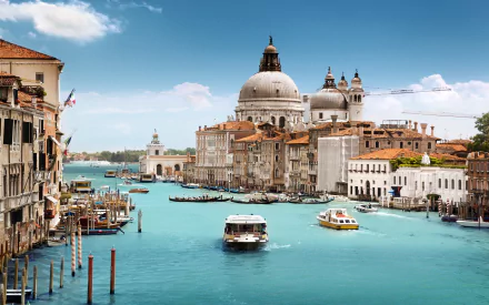 HD desktop wallpaper of Venice featuring the Grand Canal with boats, historic architecture, and vibrant blue waters under a clear sky.