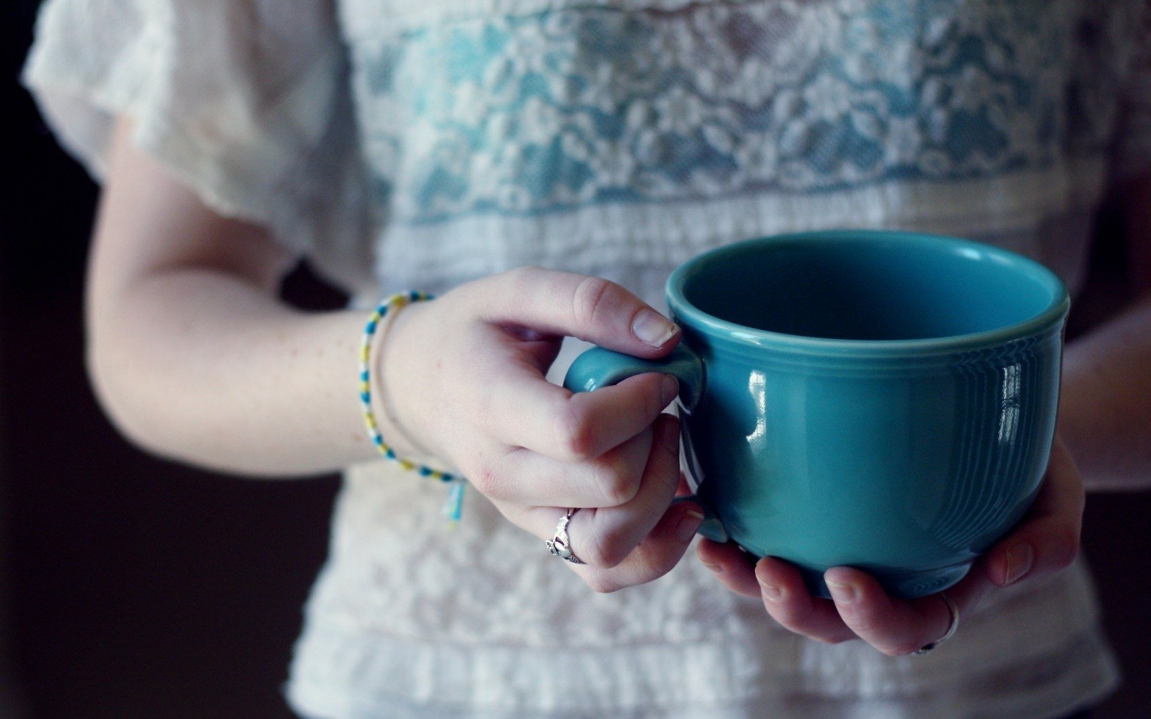 Разве можно быть такой размазней чашка стоит. Кружка рука. Кружка чая в руках. Чашка в руках. Девушка с чашкой в руках.