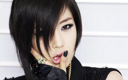 HD desktop wallpaper featuring Ham Eun-jung with dark hair, dramatic makeup, and a stylish black outfit, highlighting her music persona.