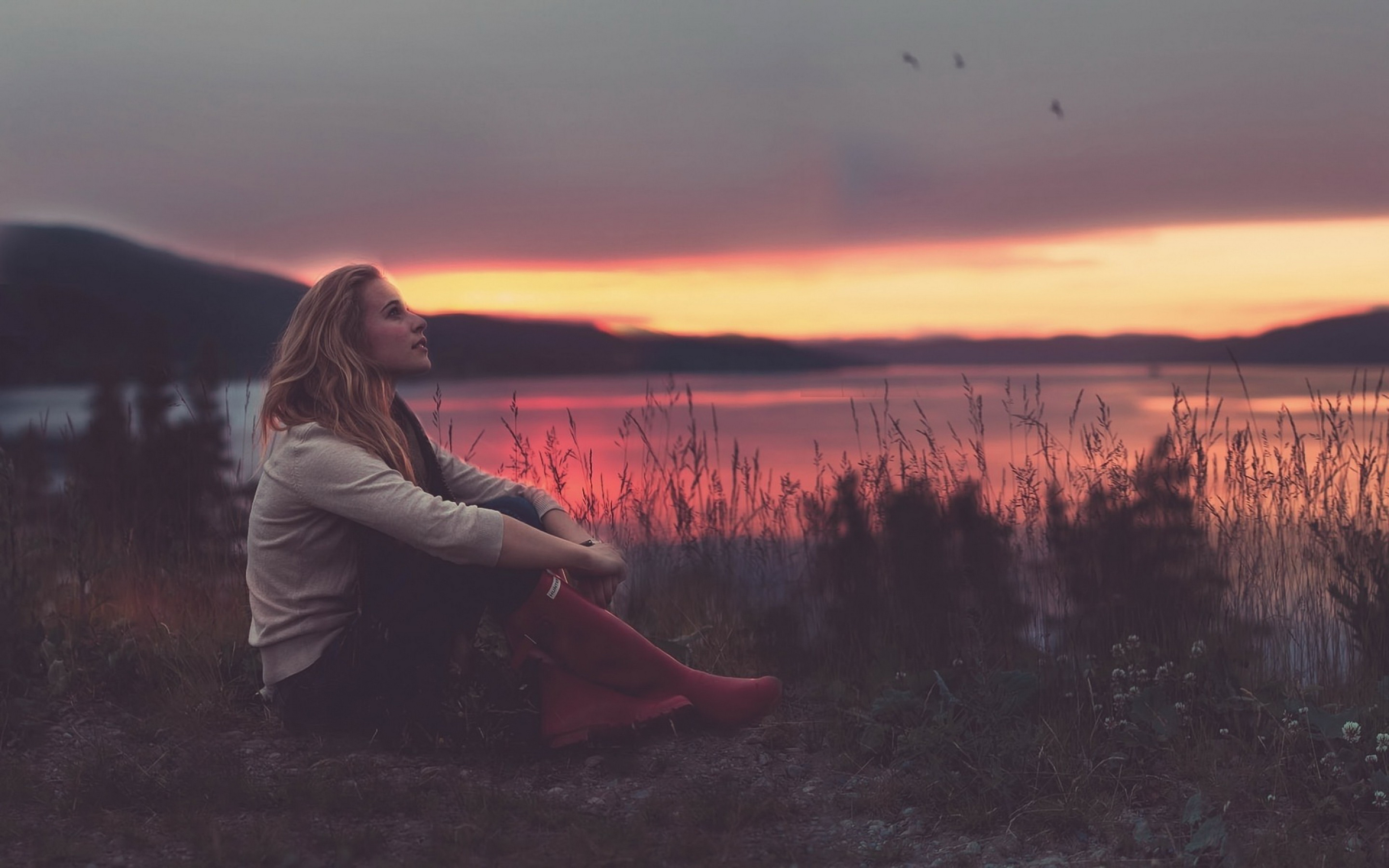 Девушка у озера 2007. Блондинка на фоне заката. Девушка сидит на берегу. Девушка на закате. Грустная девушка на природе.