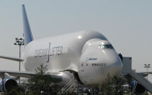 Boeing 747 Dreamlifter cargo aircraft with DREAMLIFTER logo on the tarmac — airplane/vehicle image used as a 2K Quad HD PC desktop wallpaper background.