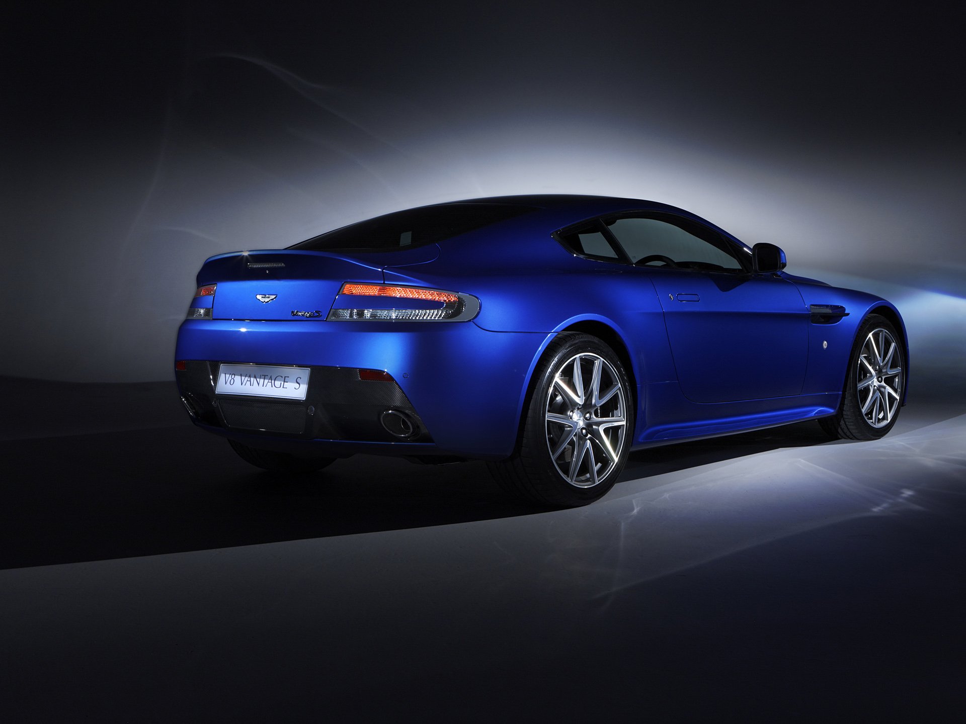 Download Aston Martin Vehicle Aston Martin V8 Vantage HD Wallpaper