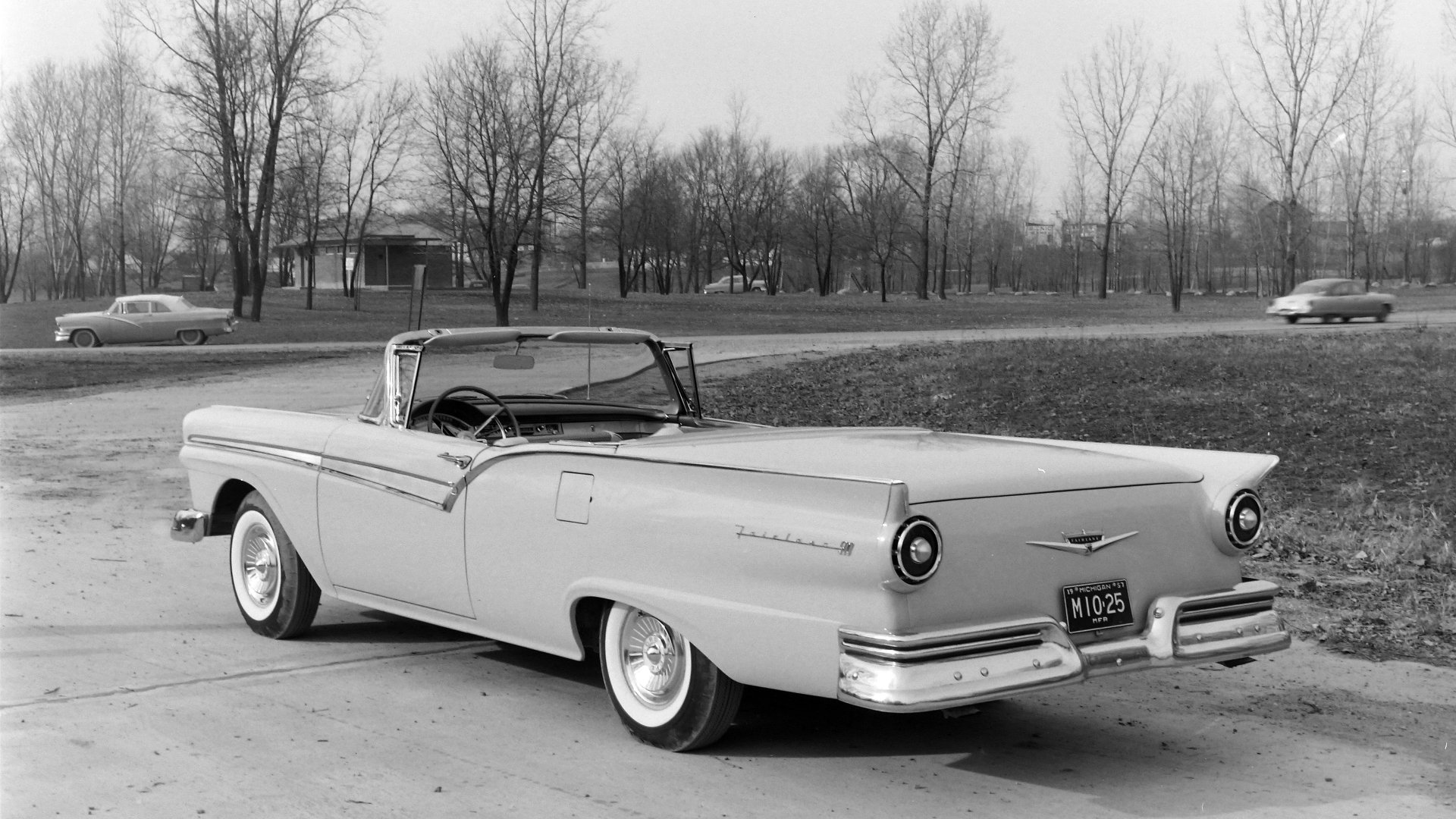 Download Vehicle Ford Fairlane 4k Ultra HD Wallpaper