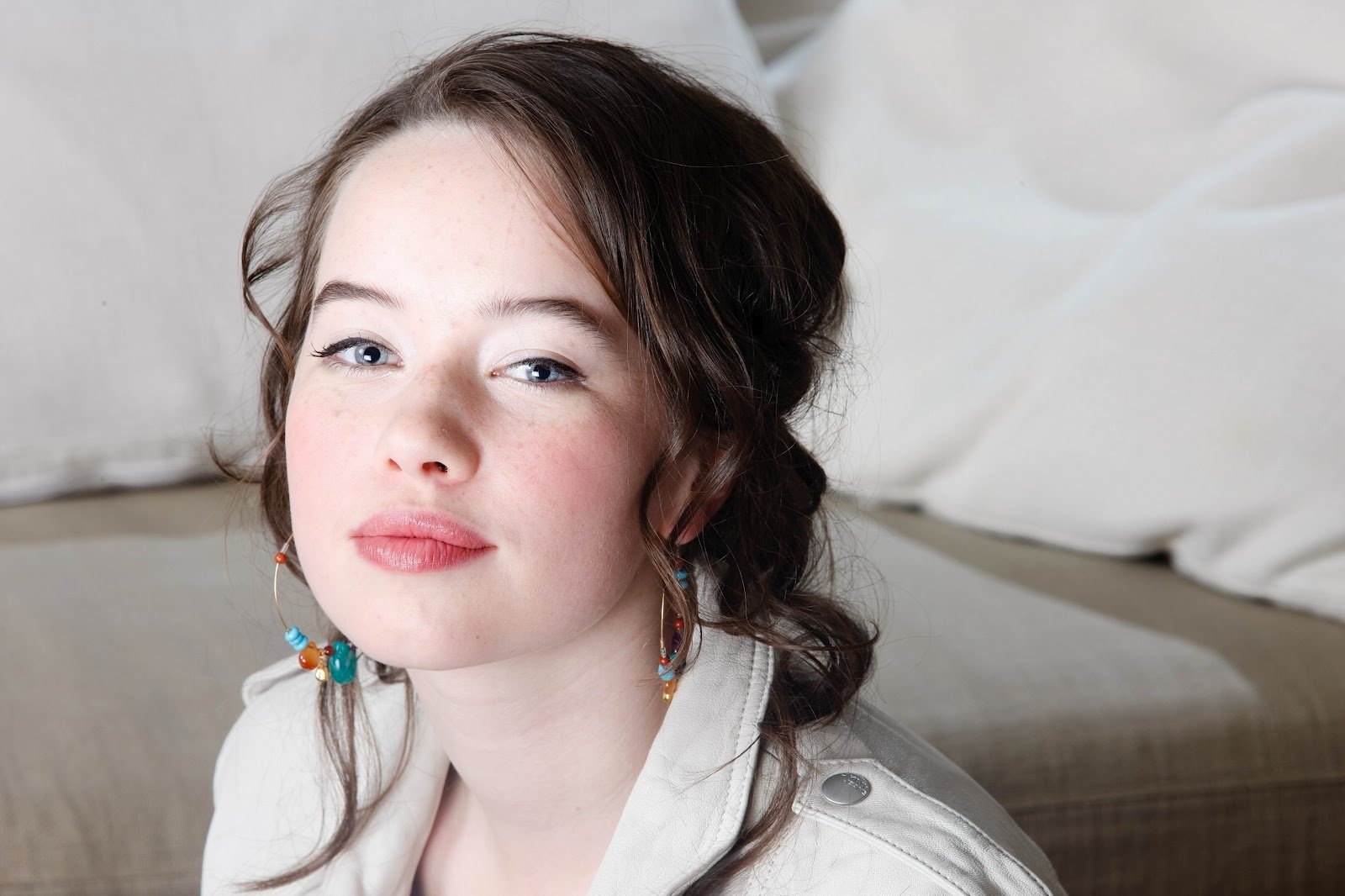 Download Celebrity Anna Popplewell Wallpaper