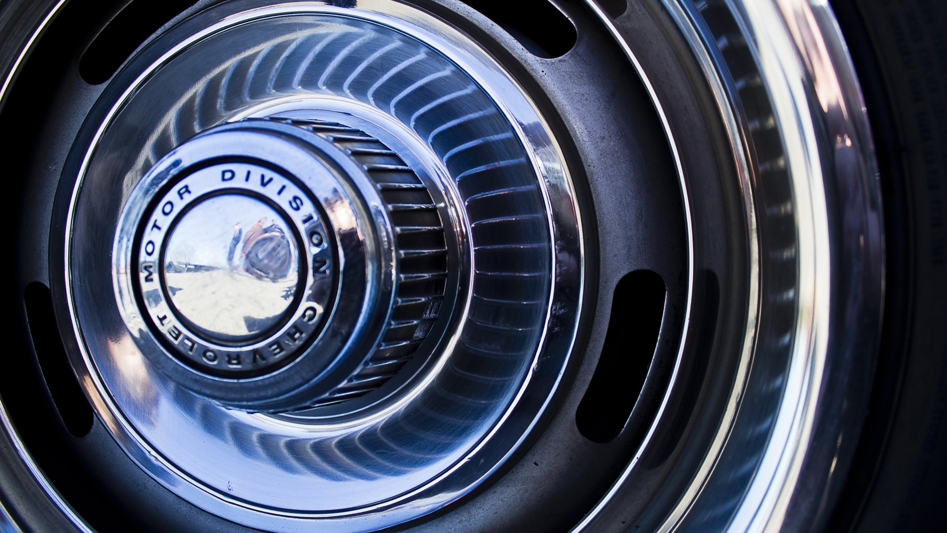 Close-up detail of a Chevrolet Corvette Stingray wheel hubcap and chrome rim textures, presented as a 4K Ultra HD PC desktop wallpaper/background.