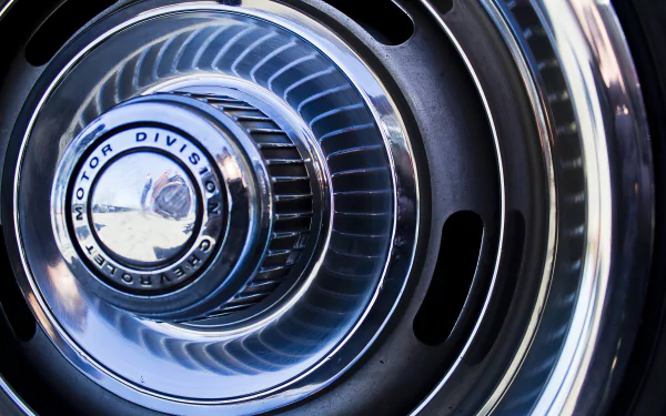 Close-up detail of a Chevrolet Corvette Stingray wheel hubcap and chrome rim textures, presented as a 4K Ultra HD PC desktop wallpaper/background.