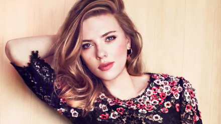 HD desktop wallpaper featuring celebrity Scarlett Johansson in a floral patterned dress, with a wooden background.