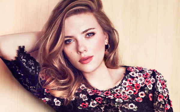 HD desktop wallpaper featuring celebrity Scarlett Johansson in a floral patterned dress, with a wooden background.