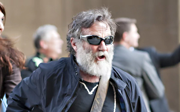 HD wallpaper featuring an energetic man with a beard and sunglasses, reminiscent of comedian Robin Williams, in an urban setting.