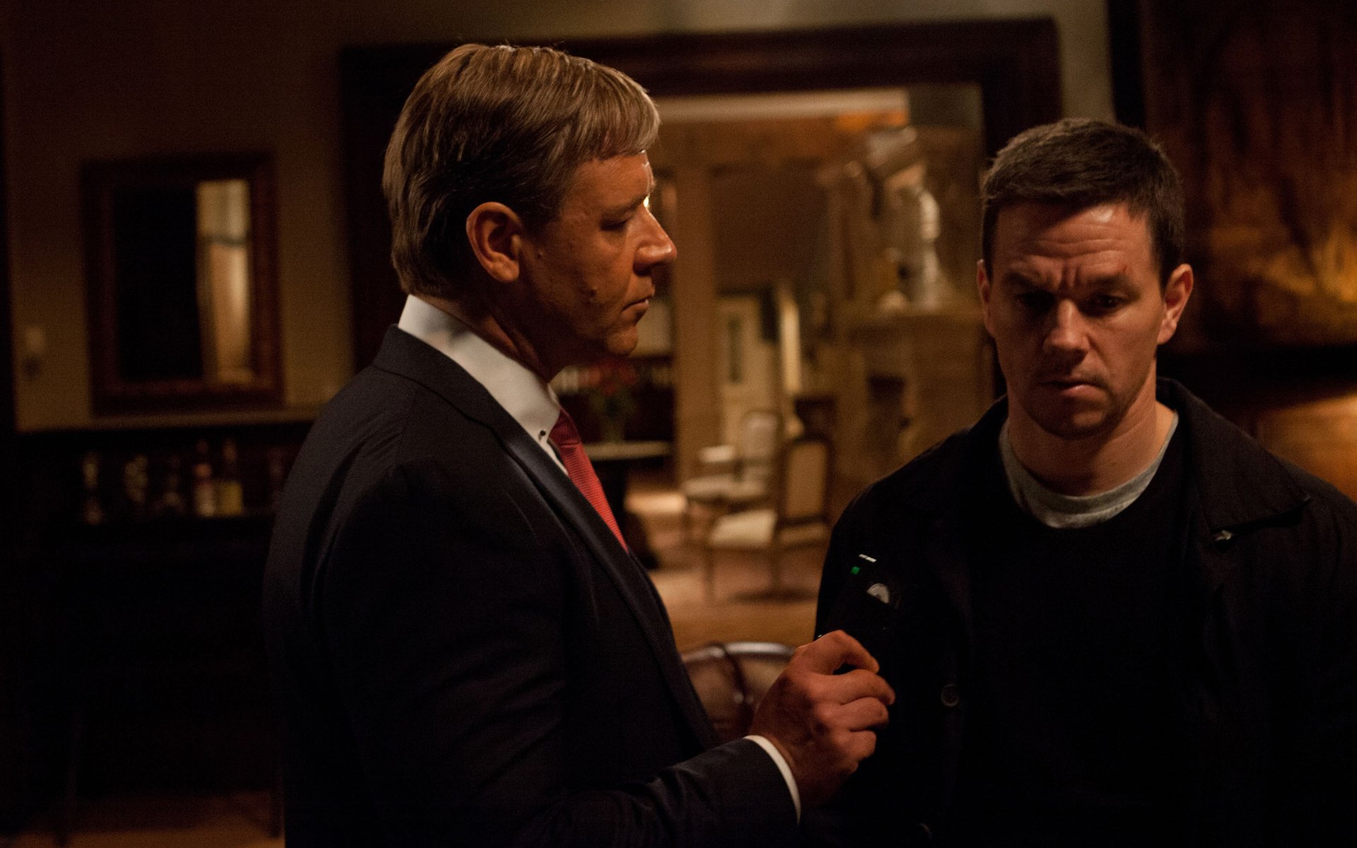 Download Mayor Hostetler Russell Crowe Billy Taggart Mark Wahlberg Movie Broken City HD Wallpaper