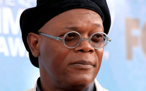 HD desktop wallpaper featuring a close-up of American actor and celebrity Samuel L. Jackson wearing round glasses and a black beret.