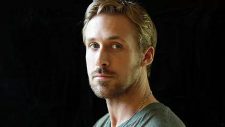 Close-up 4K Ultra HD desktop wallpaper of a Canadian actor with short blond hair and a light beard set against a black background.