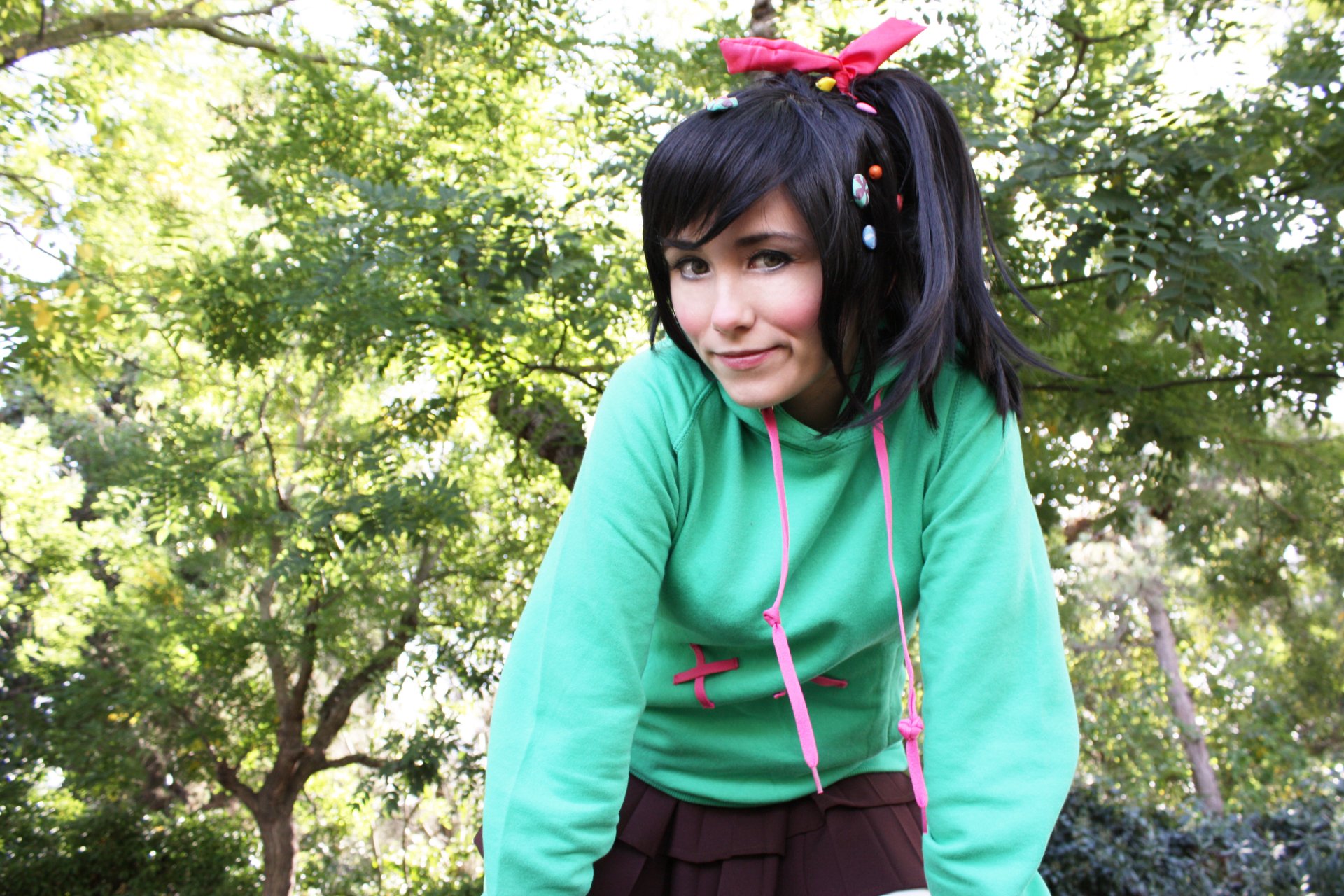 A woman cosplaying Vanellope von Schweetz from Wreck-It Ralph poses outdoors in a 4K Ultra HD PC desktop wallpaper background.