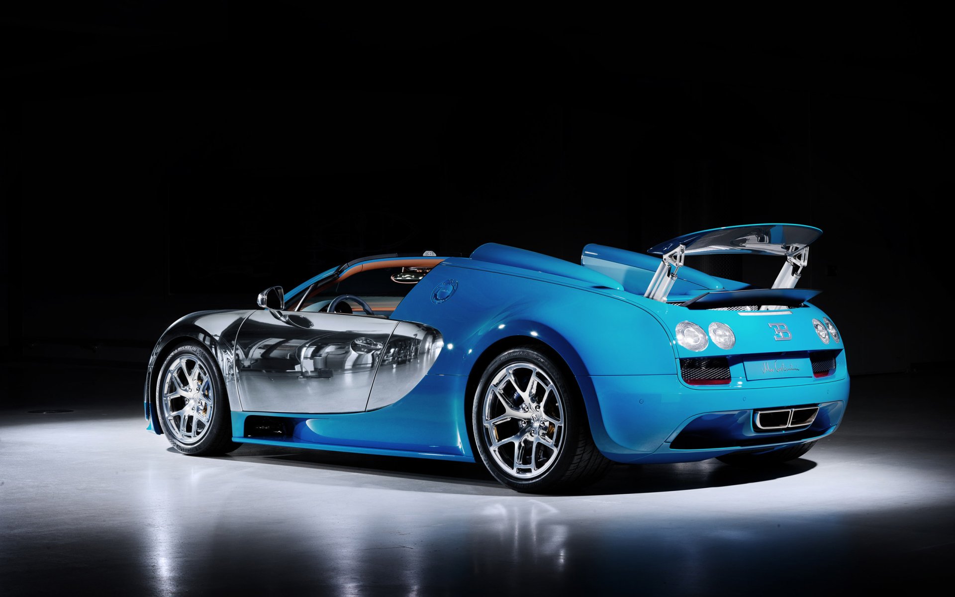 HD PC desktop wallpaper showcasing a sleek blue Bugatti Veyron Grand Sport Vitesse against a dark background, highlighting the car's design and performance features.